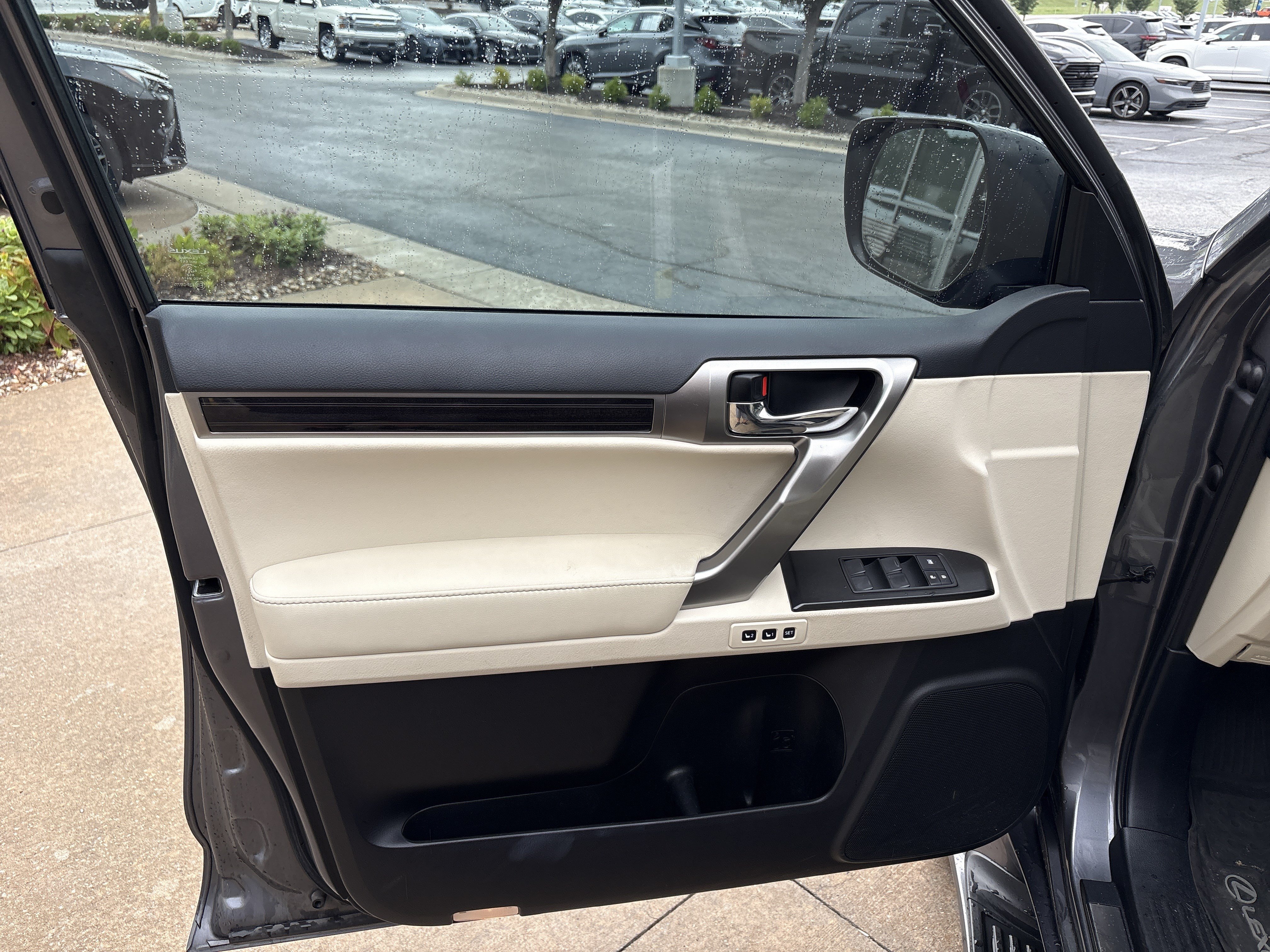 Used 2023 Lexus GX 460 Premium w/ Accessory Package AWD/4WD image 14