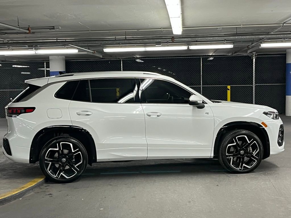 Certified 2025 Volkswagen Tiguan SEL R-Line image 40