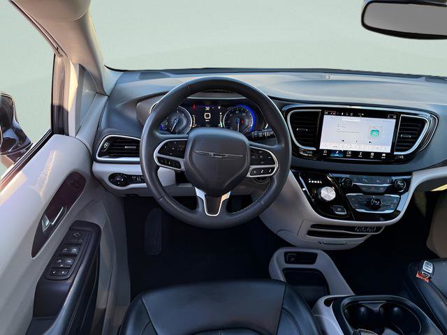 Used 2024 Chrysler Pacifica Touring-L FWD image 6