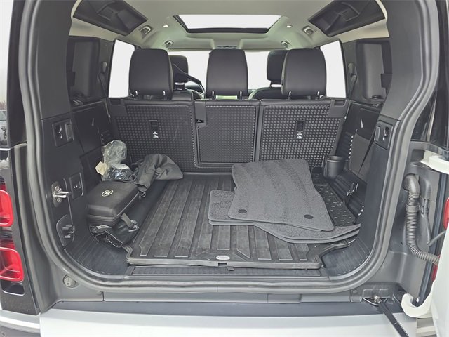 Used 2023 Land Rover Defender 110 SE image 12