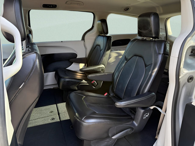 Used 2024 Chrysler Pacifica Touring-L FWD image 5