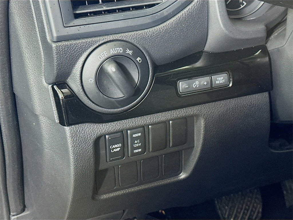 Used 2024 Nissan Titan SV w/ SV Convenience Package image 11