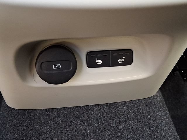 Certified 2024 Volvo XC40 B5 Plus w/ Protection Package Premier AWD/4WD image 11