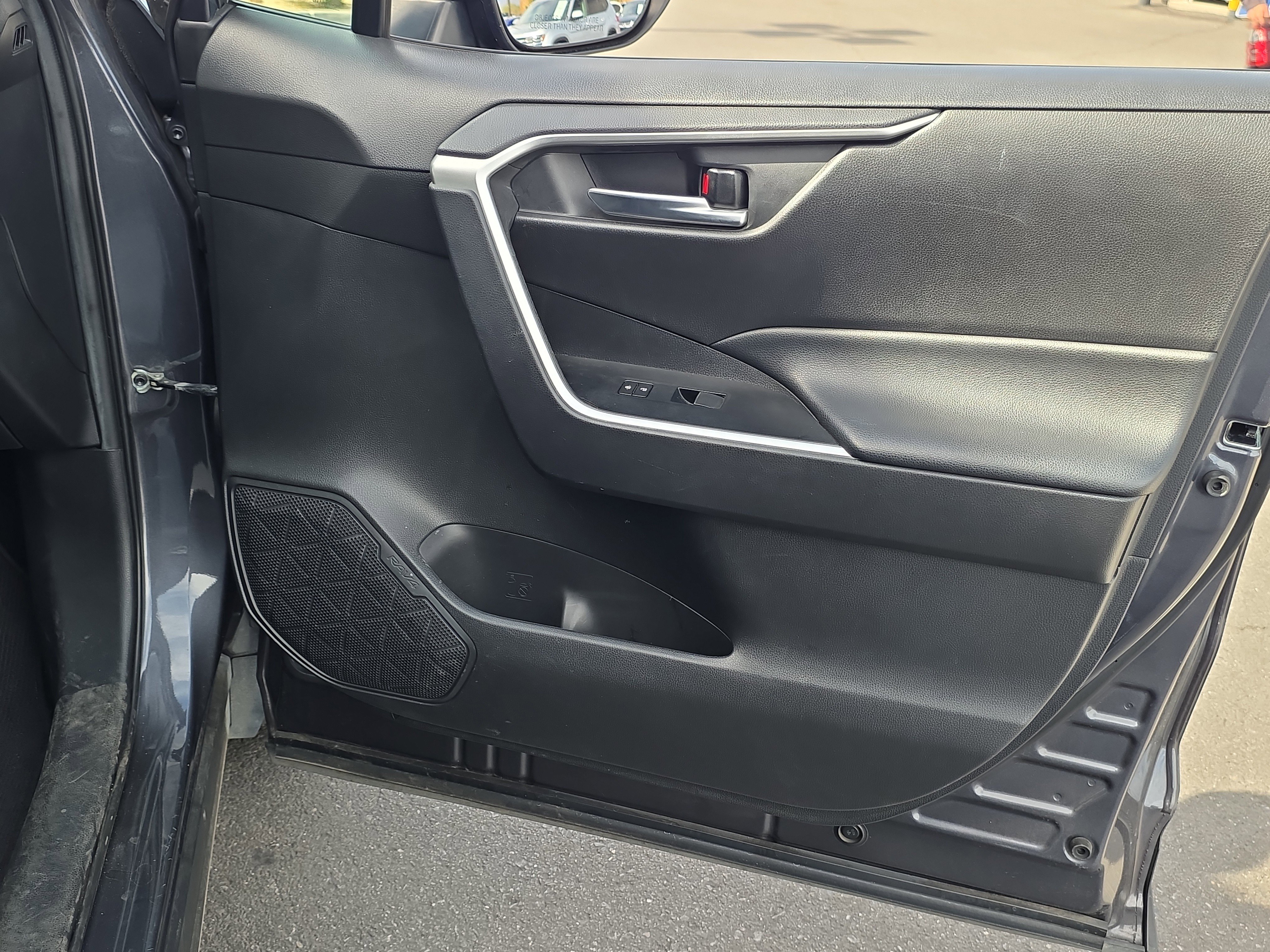 Used 2020 Toyota RAV4 XLE Premium image 34