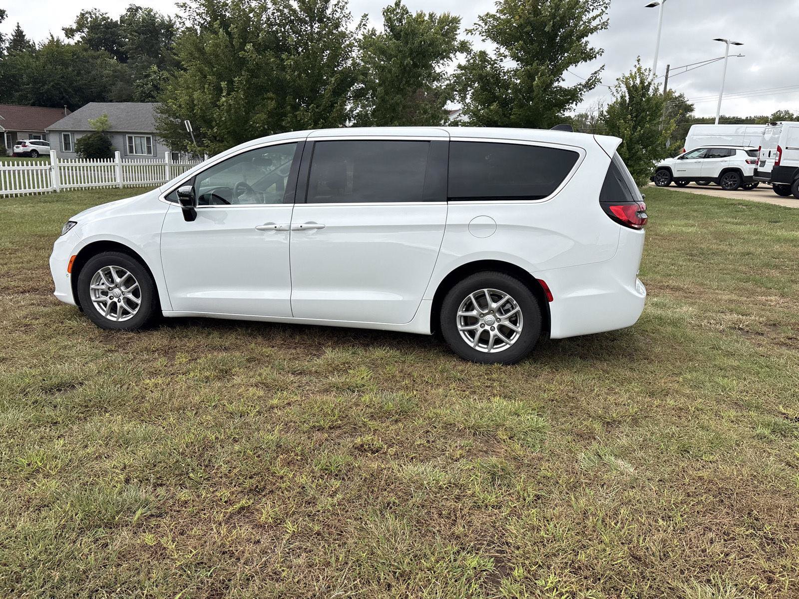 Used 2026 Chrysler Pacifica Select FWD image 8
