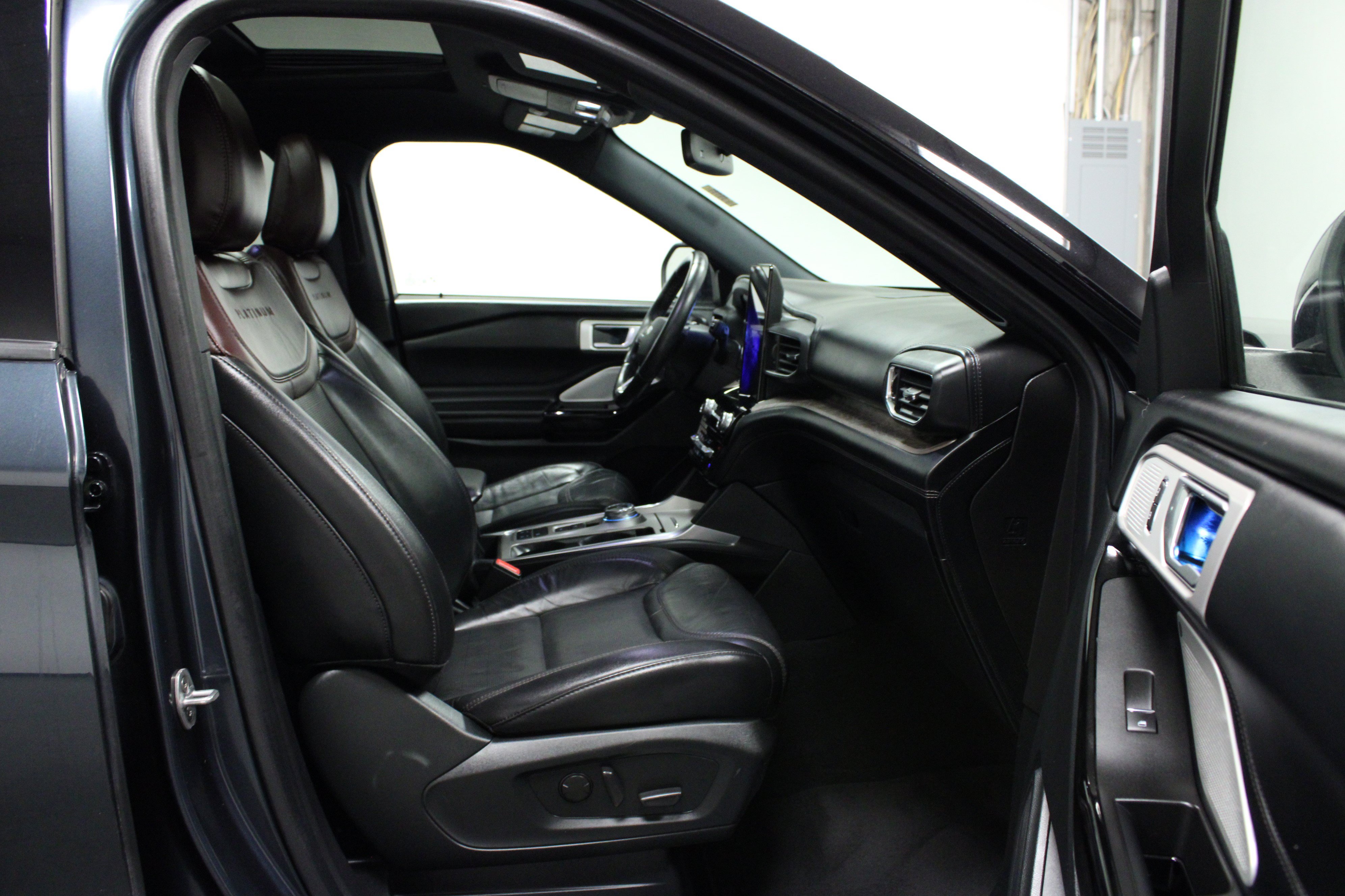 Used 2022 Ford Explorer Platinum w/ Technology Package RWD image 17