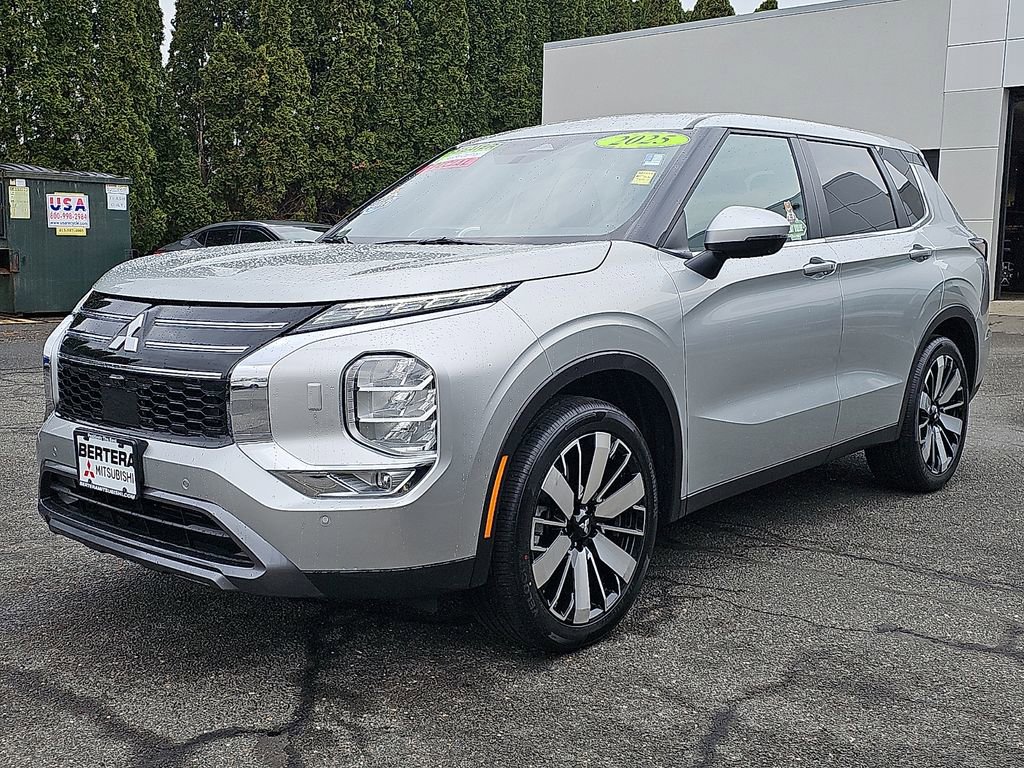 Used 2025 Mitsubishi Outlander SE image 3