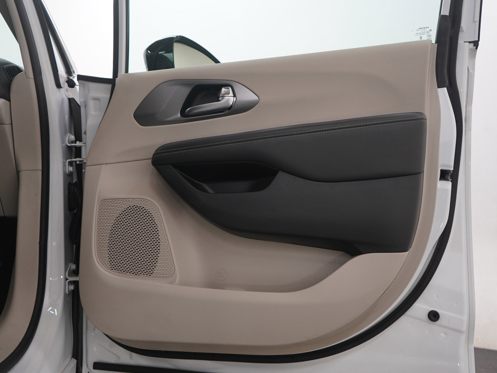 Used 2024 Chrysler Pacifica Touring-L image 9