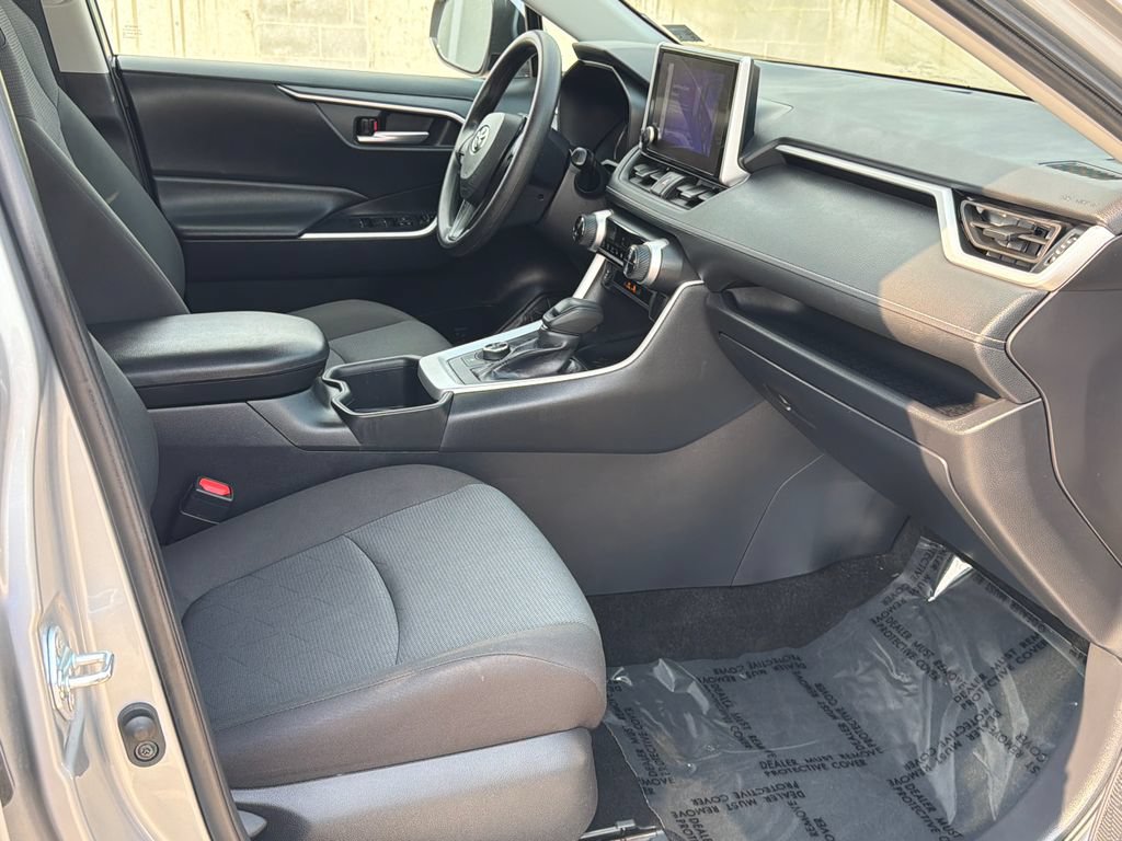 Used 2025 Toyota RAV4 XLE AWD/4WD image 9