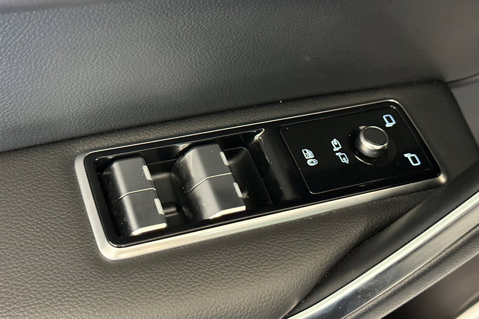 Used 2025 Jaguar F-PACE R-Dynamic S image 15