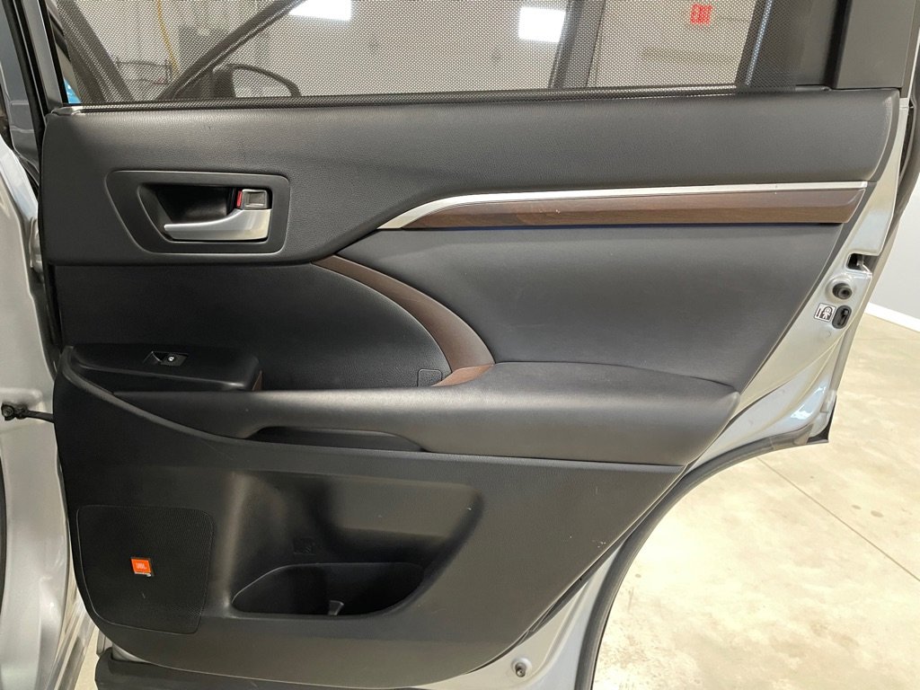 Used 2016 Toyota Highlander Limited Platinum image 25
