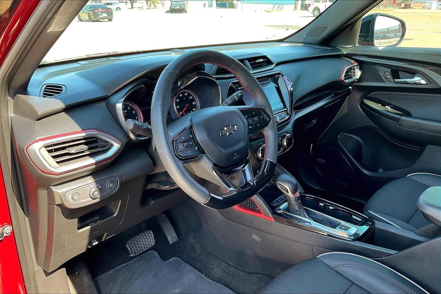 Used 2023 Chevrolet TrailBlazer RS w/ Sun and Liftgate Package image 2