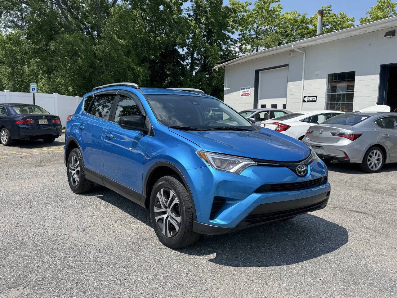 Used 2018 Toyota RAV4 LE image 5