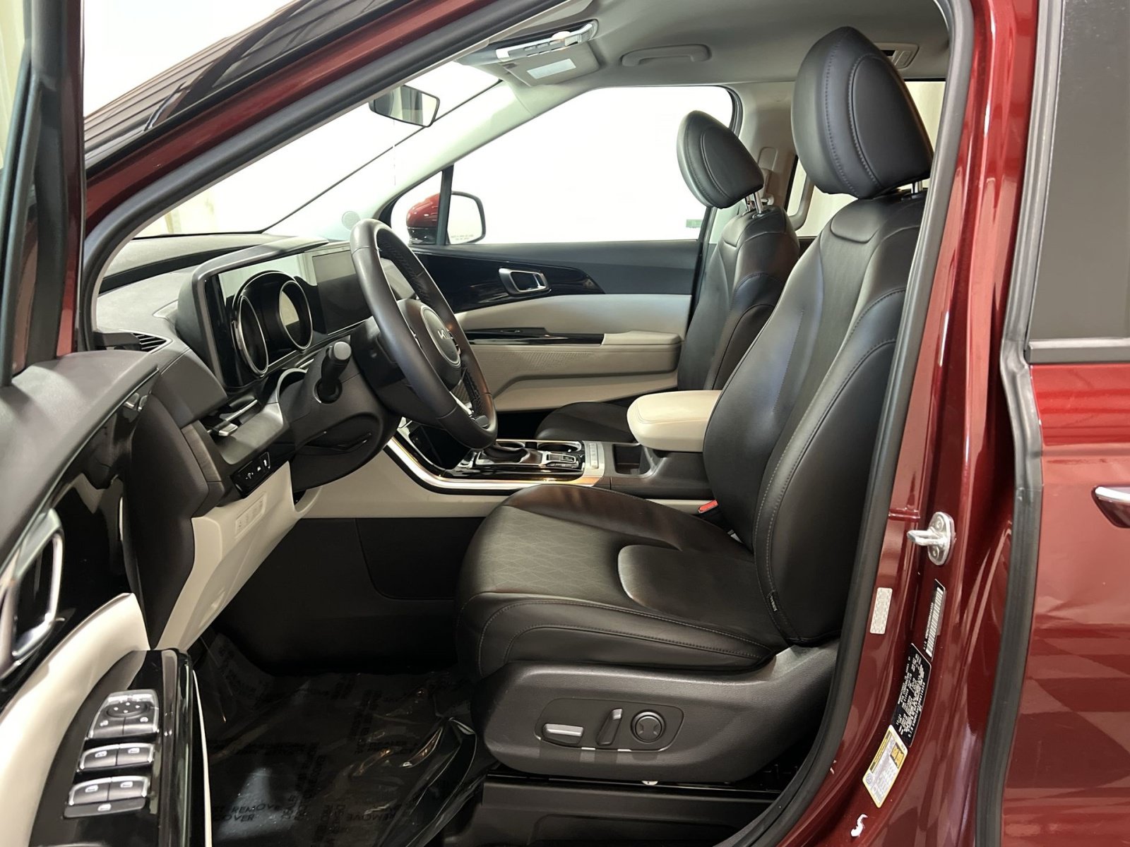 Used 2024 Kia Carnival EX FWD image 18