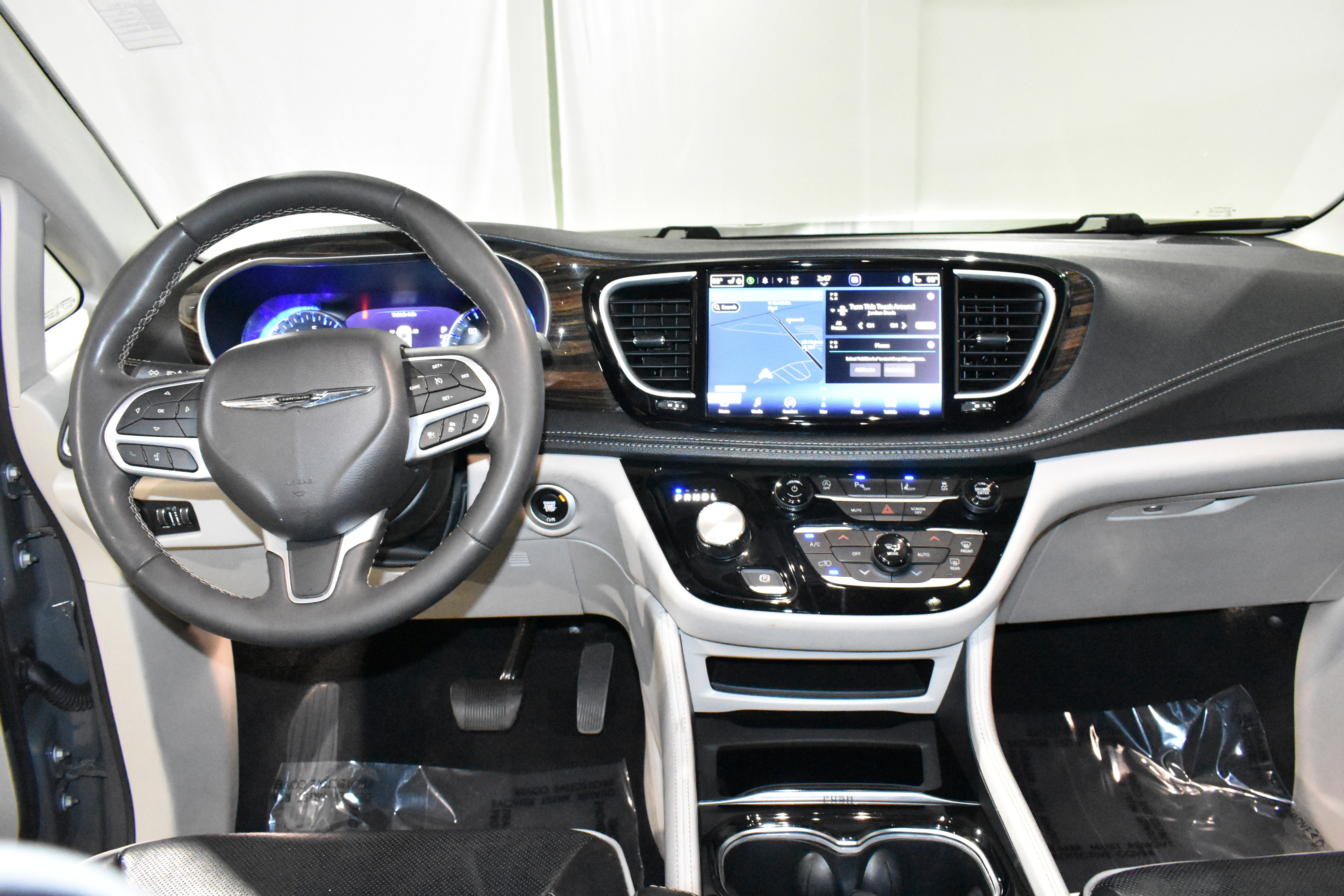 Used 2023 Chrysler Pacifica Limited FWD image 34