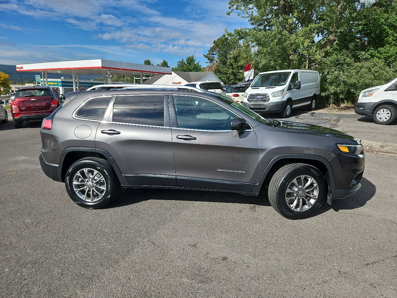 Used 2019 Jeep Cherokee Latitude Plus w/ Comfort/Convenience Group image 2
