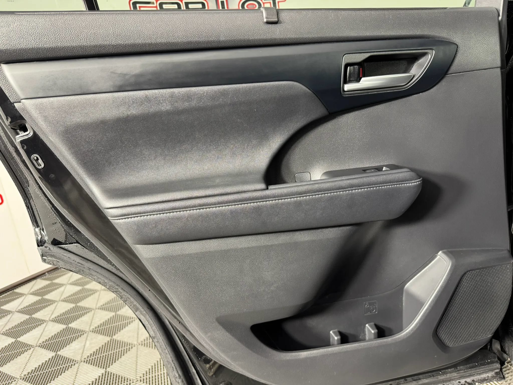 Used 2023 Toyota Highlander XLE AWD/4WD image 45