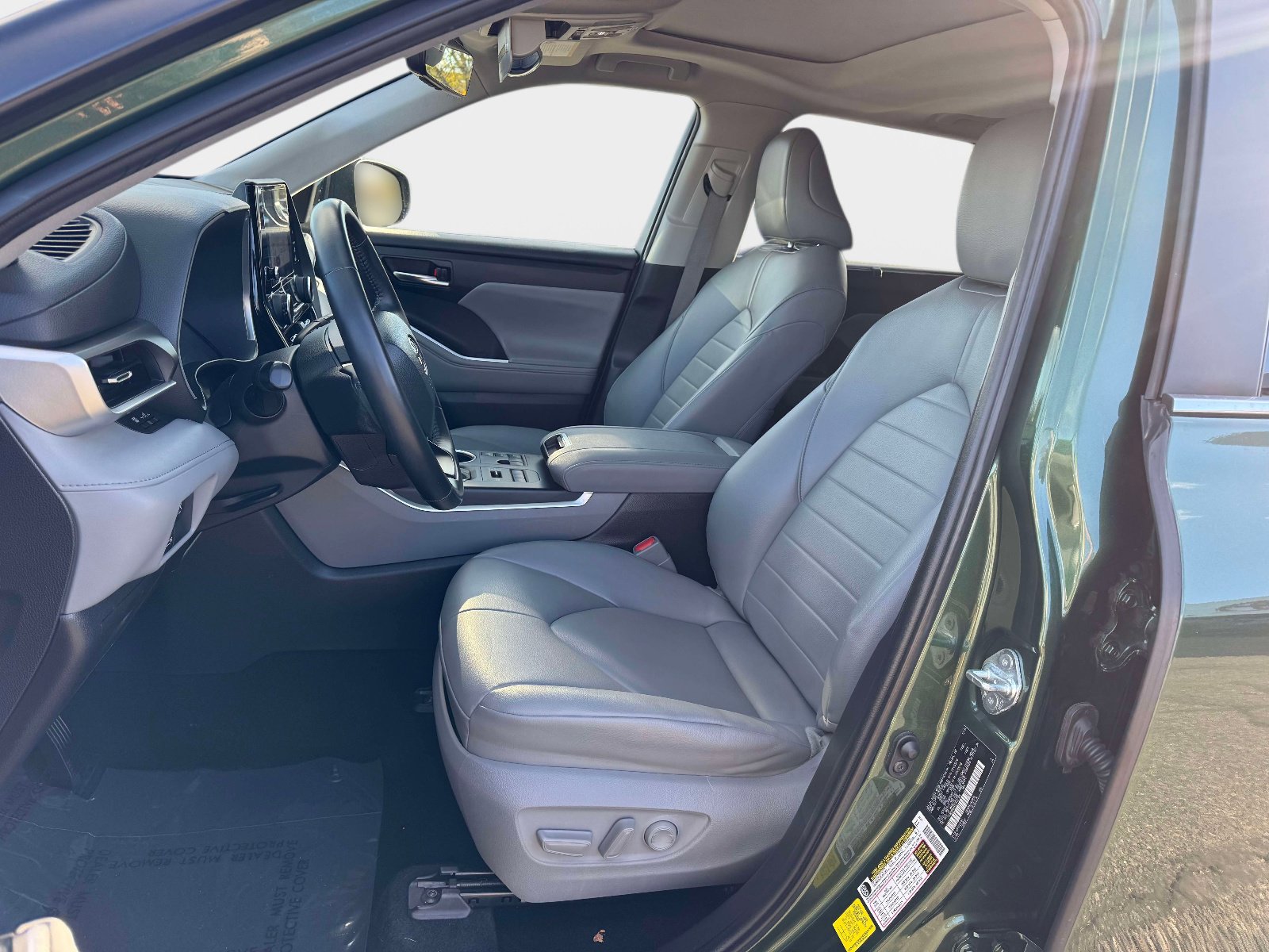 Used 2023 Toyota Highlander XLE image 12