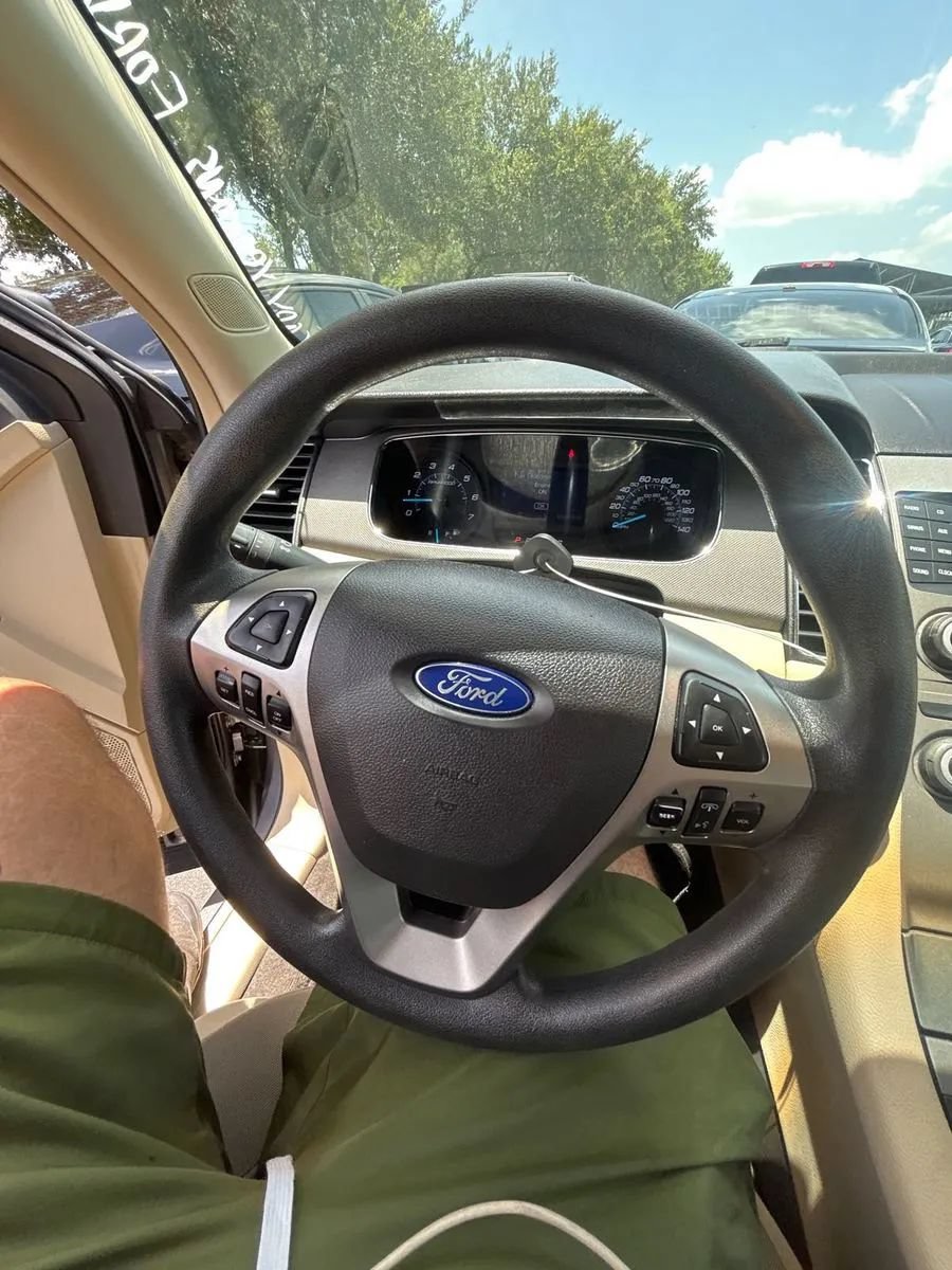 Used 2014 Ford Taurus SE FWD image 21