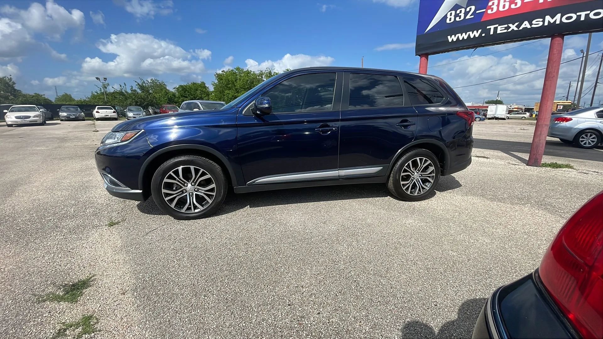 Used 2018 Mitsubishi Outlander LE image 2
