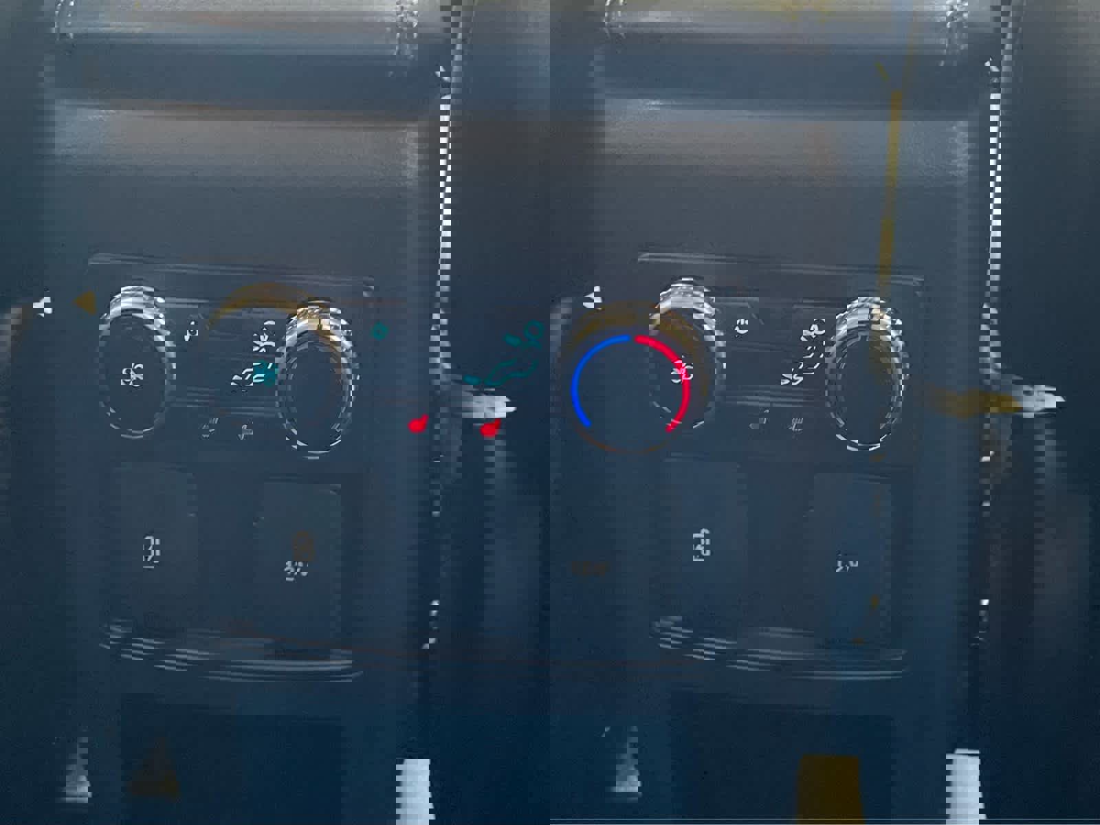 Used 2020 Ford Explorer XLT w/ Equipment Group 202A AWD/4WD image 39