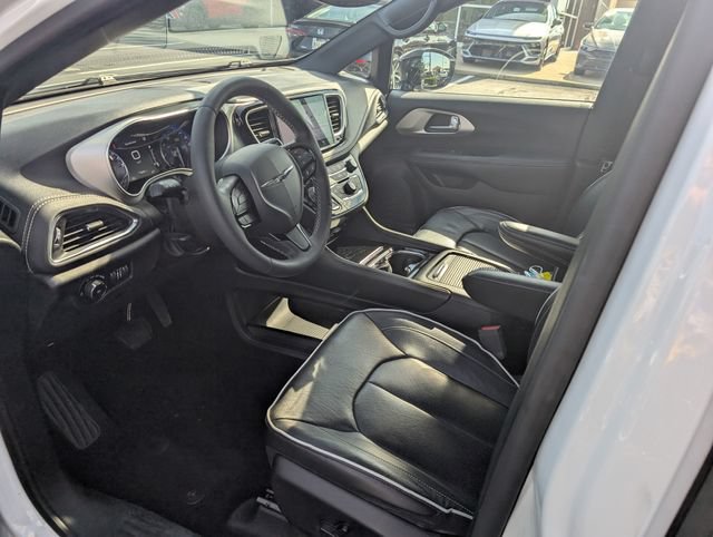 Used 2023 Chrysler Pacifica Limited w/ Uconnect Theater Family Group AWD/4WD image 14