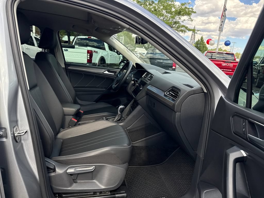 Used 2023 Volkswagen Tiguan SE AWD/4WD image 28