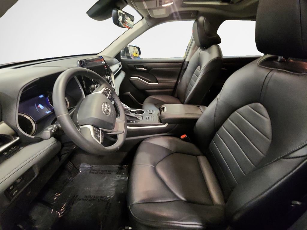 Used 2023 Toyota Highlander XLE AWD/4WD image 13