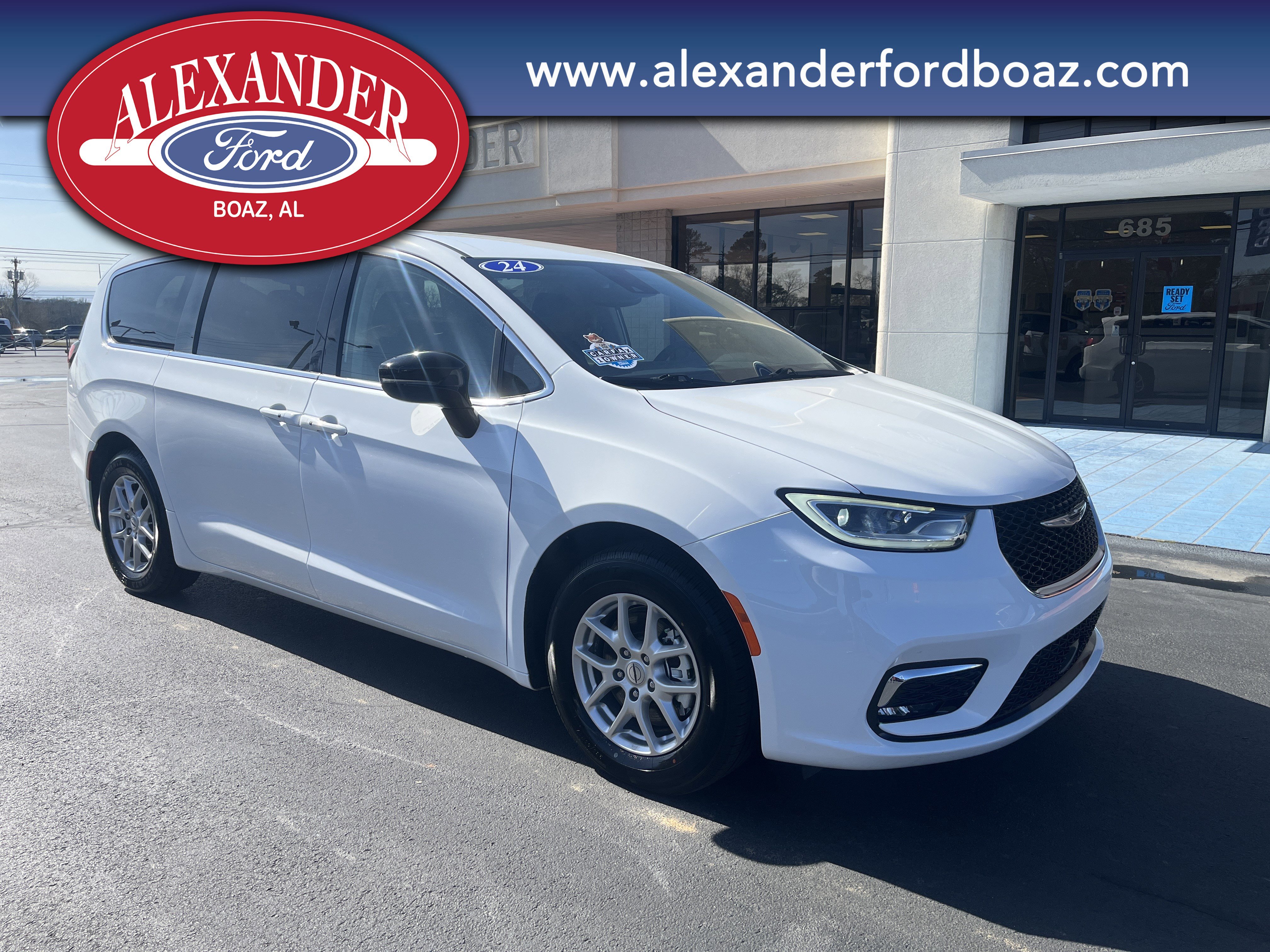 Used 2024 Chrysler Pacifica Touring-L image 3