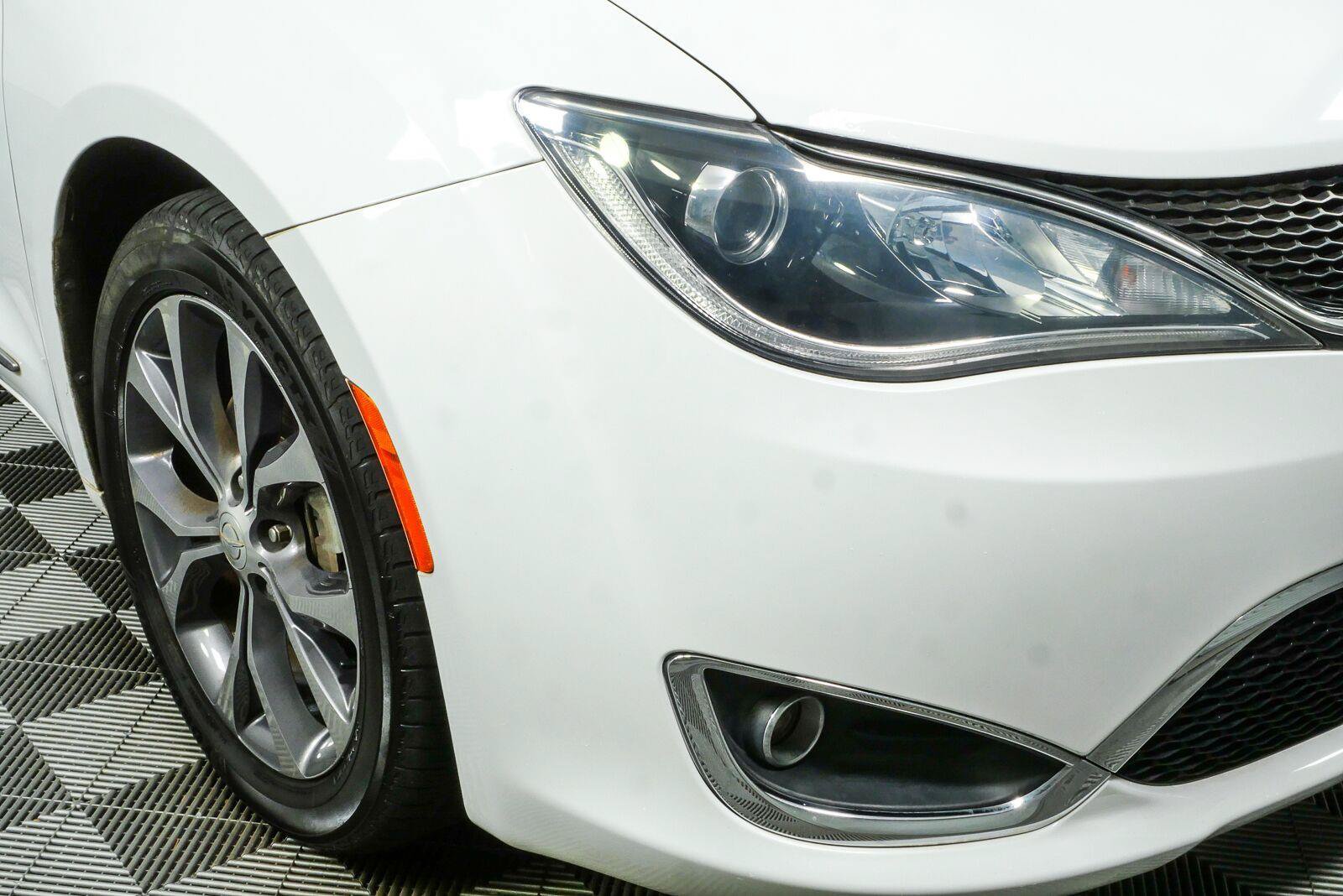 Used 2017 Chrysler Pacifica Limited FWD image 38