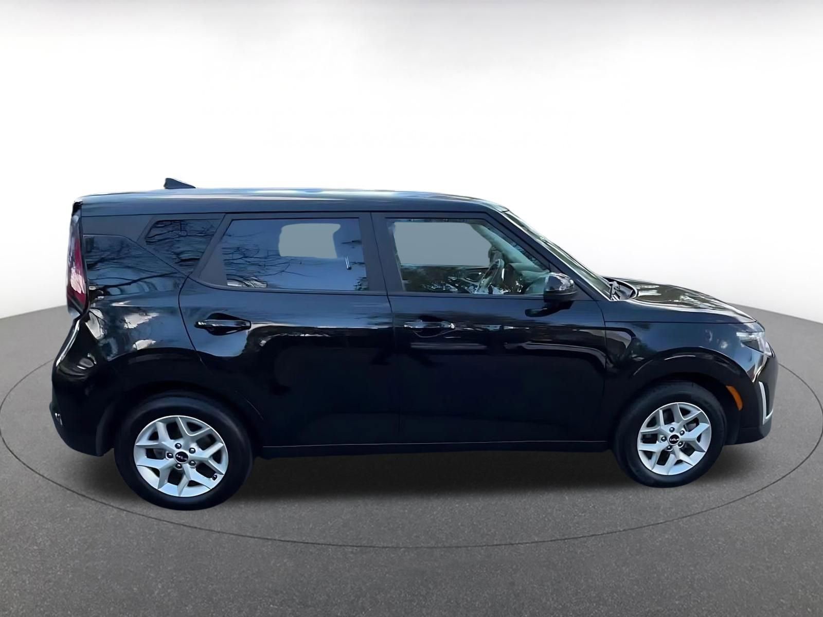 Used 2025 Kia Soul LX w/ LX Technology Package image 16