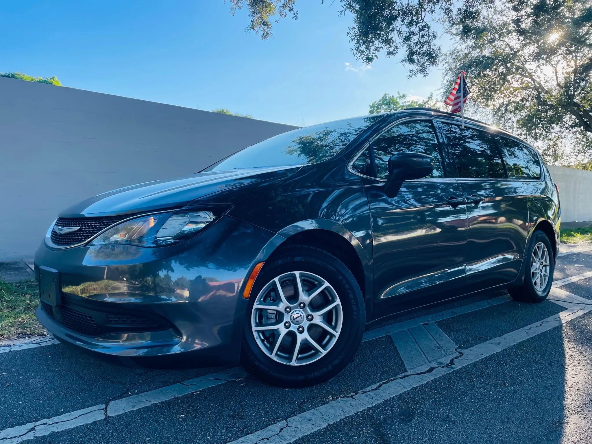 Used 2021 Chrysler Voyager Lxi image 1