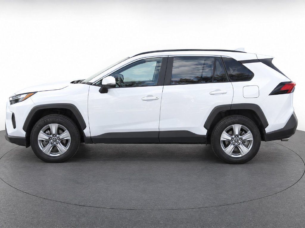 Used 2025 Toyota RAV4 XLE AWD/4WD image 2