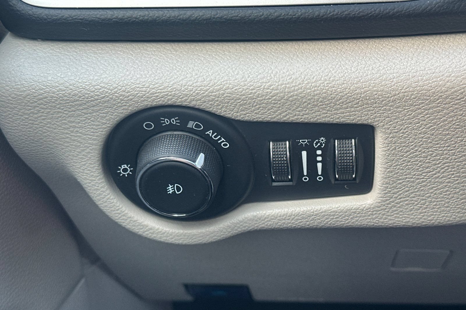 Used 2023 Chrysler Pacifica Touring-L FWD image 40