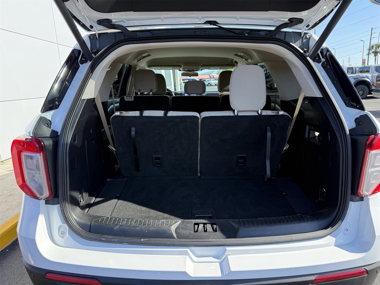 Used 2023 Ford Explorer 4WD image 8