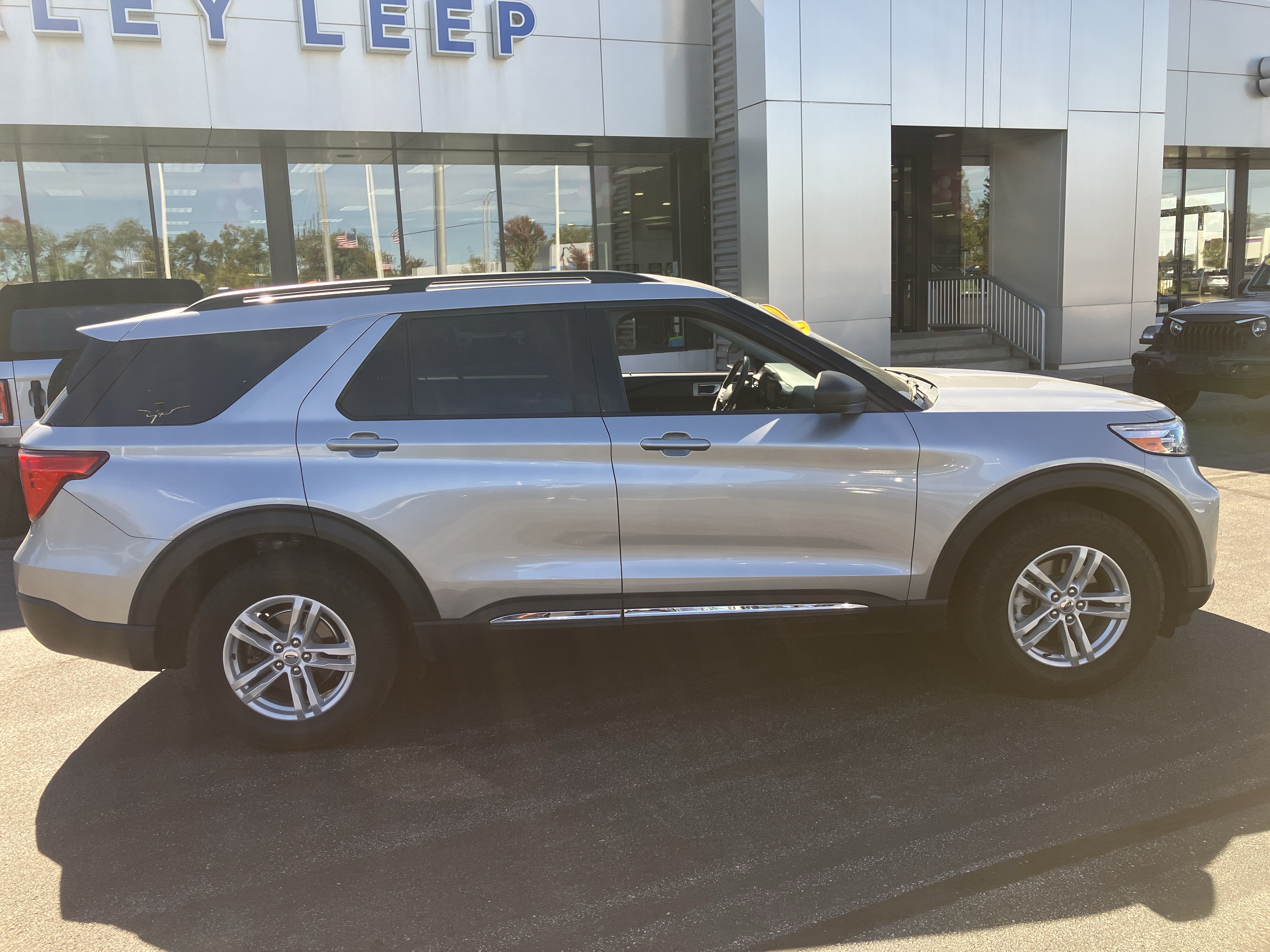 Used 2021 Ford Explorer XLT w/ Equipment Group 202A AWD/4WD image 9
