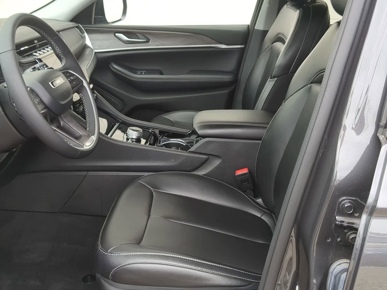 Used 2023 Jeep Grand Cherokee Limited image 16