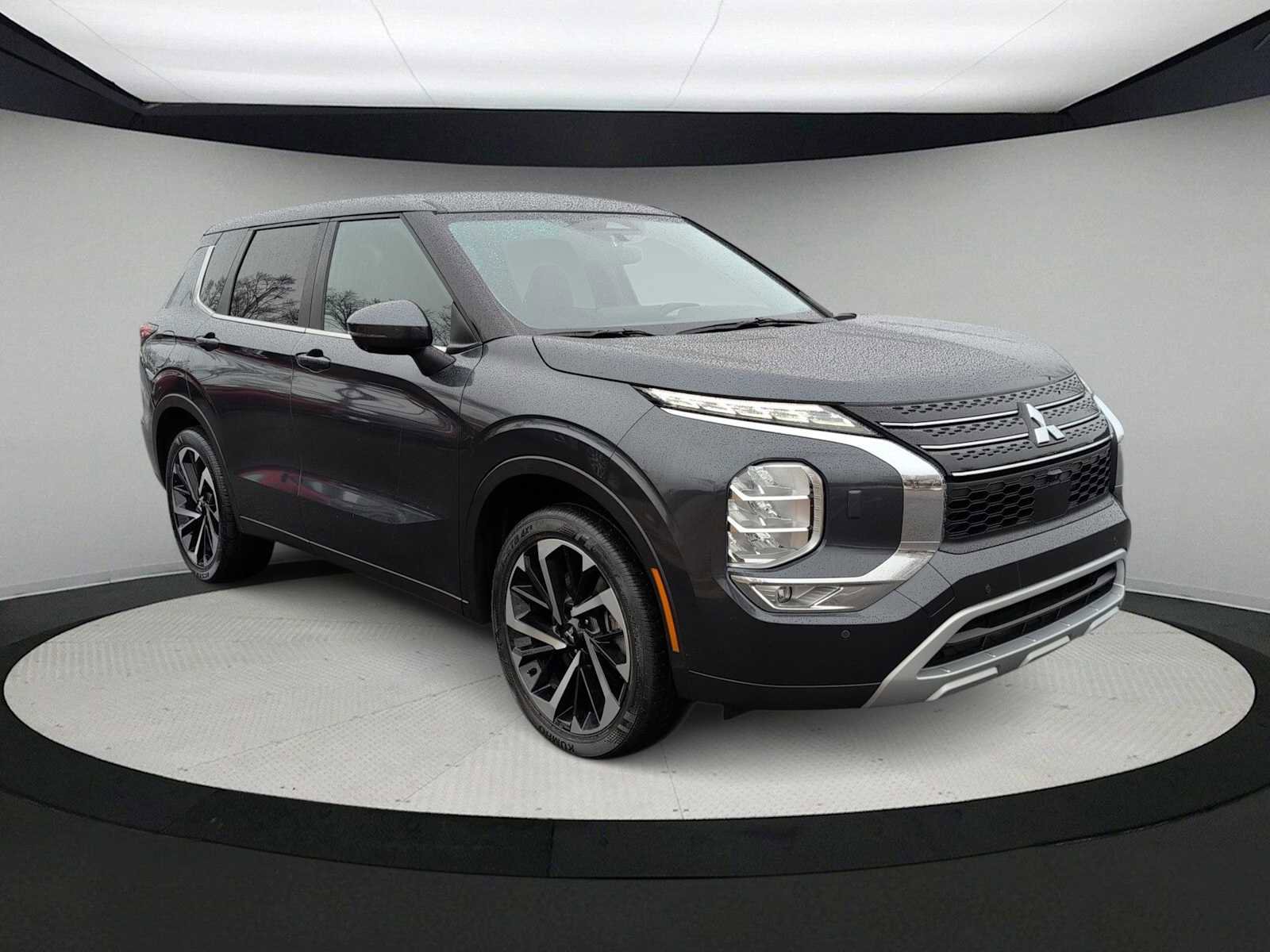 Used 2024 Mitsubishi Outlander SE image 2