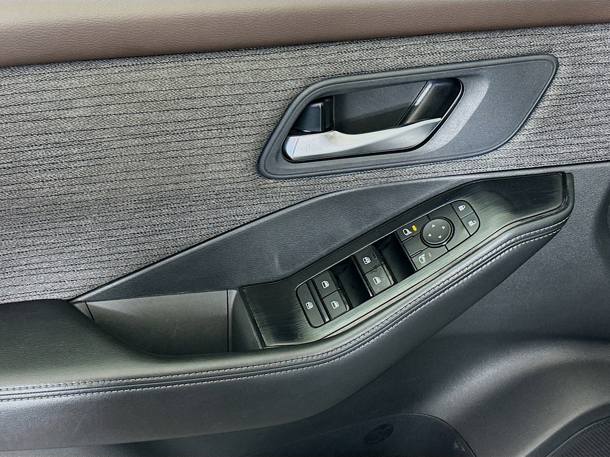 Used 2023 Nissan Rogue SV image 15