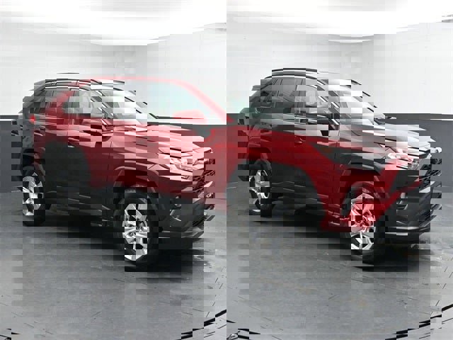 Used 2021 Toyota RAV4 XLE w/ Convenience Package image 3