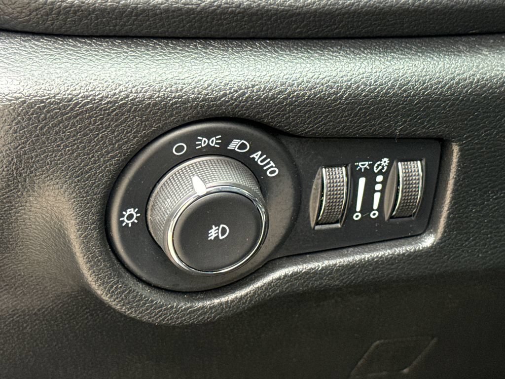 Used 2024 Chrysler Pacifica Limited FWD image 25