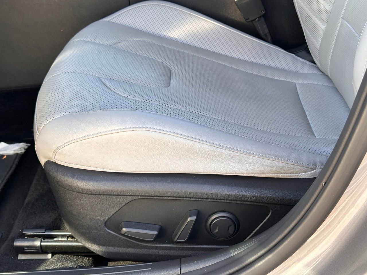 Used 2023 Hyundai Elantra Limited image 28