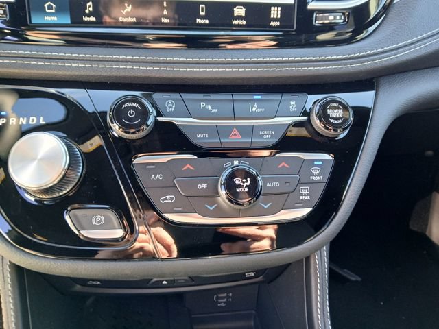 New 2026 Chrysler Pacifica Limited w/ Uconnect Theater Family Group FWD image 39