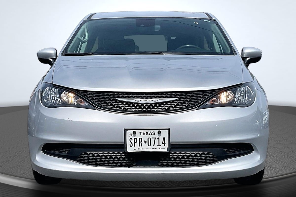 Used 2023 Chrysler Voyager LX FWD image 3