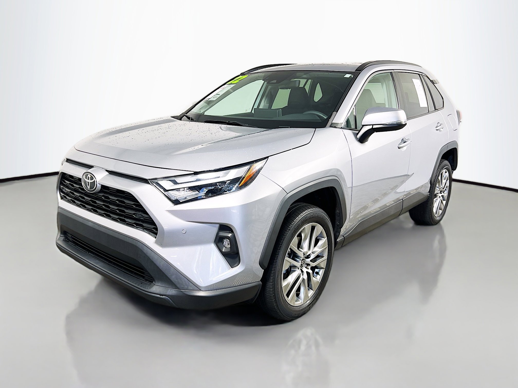 Used 2022 Toyota RAV4 XLE Premium image 10