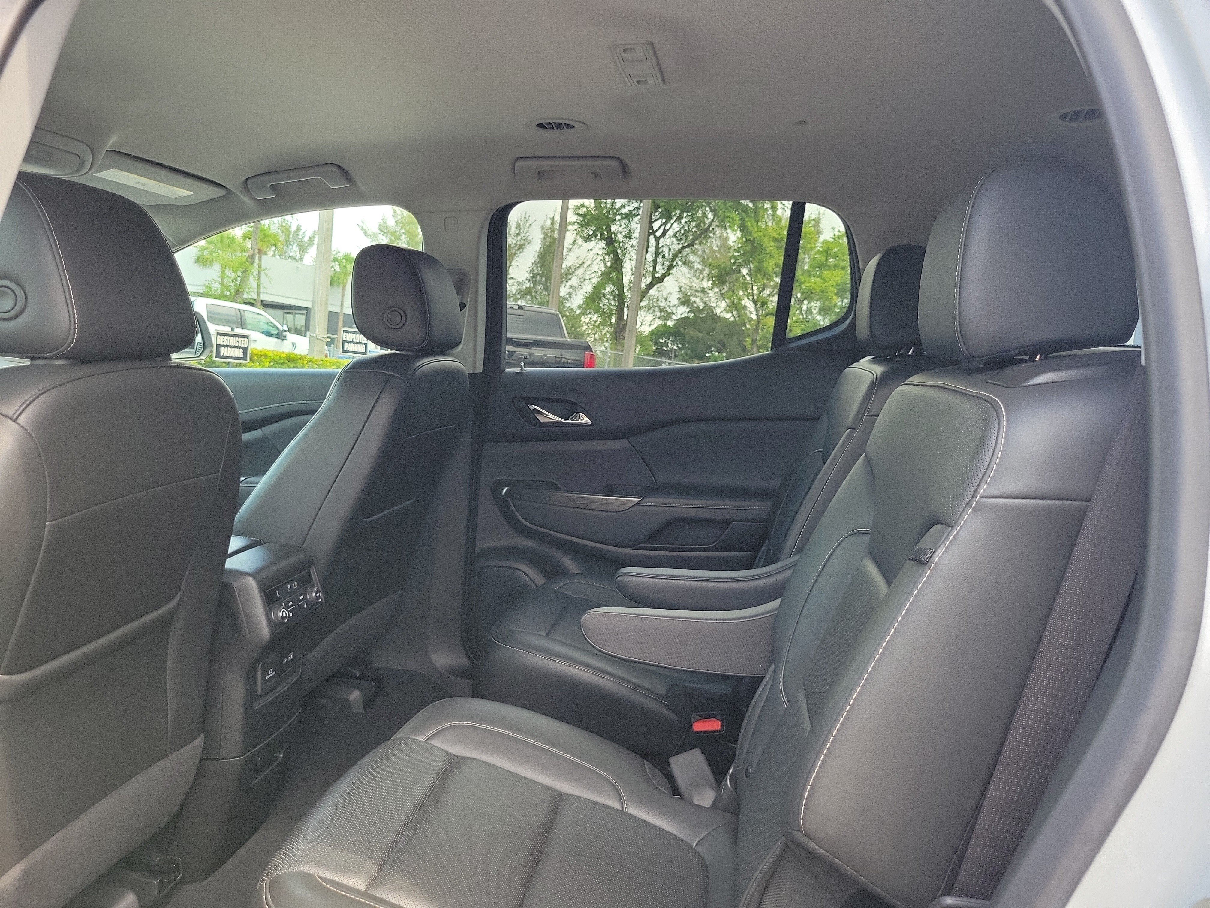 Used 2023 GMC Acadia SLT w/ Technology Package FWD image 14