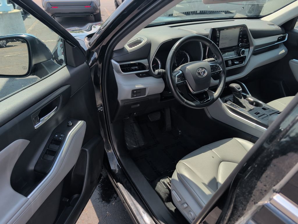 Used 2021 Toyota Highlander XLE AWD/4WD image 10