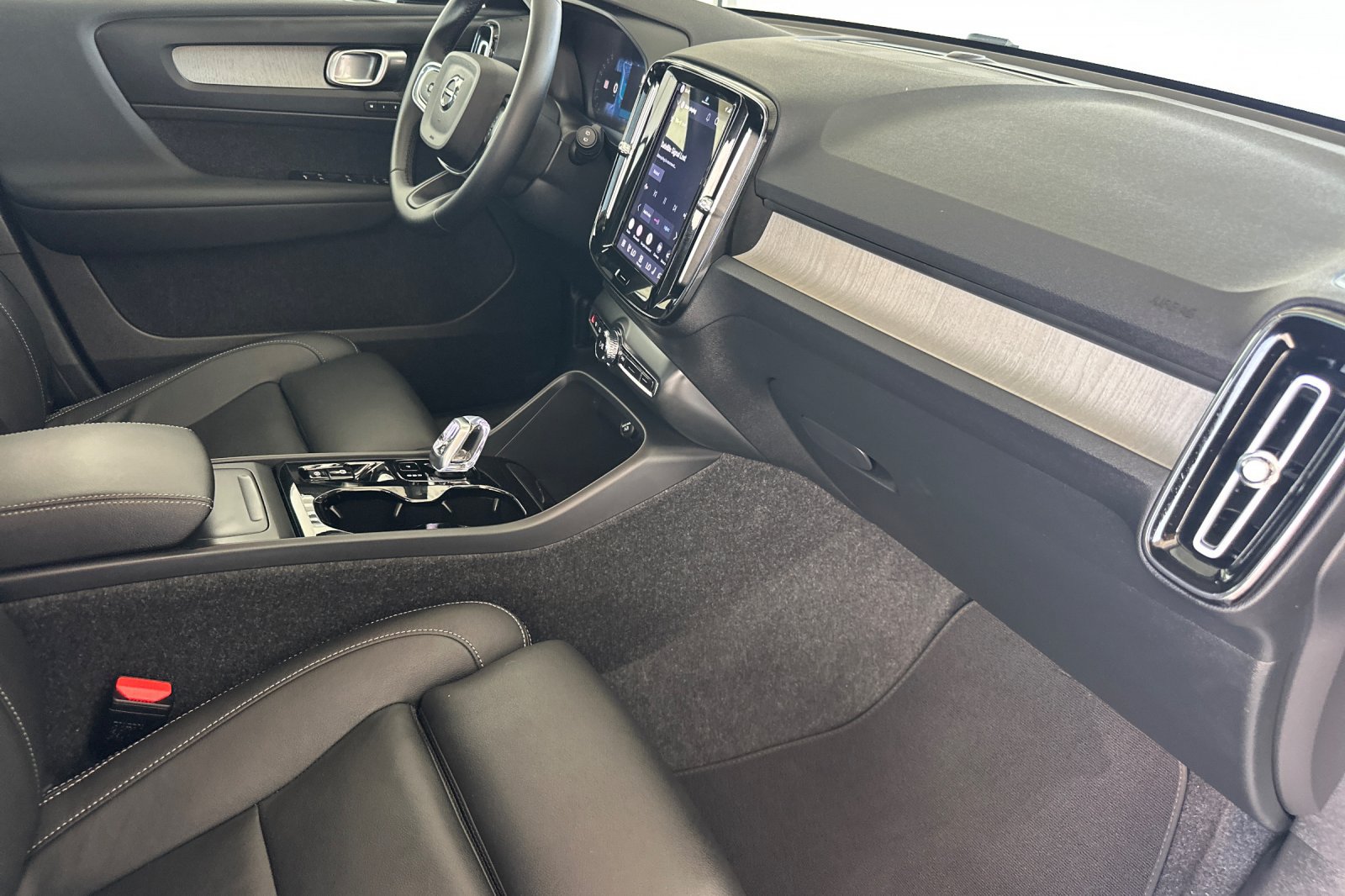Certified 2026 Volvo XC40 B5 Plus AWD/4WD image 18