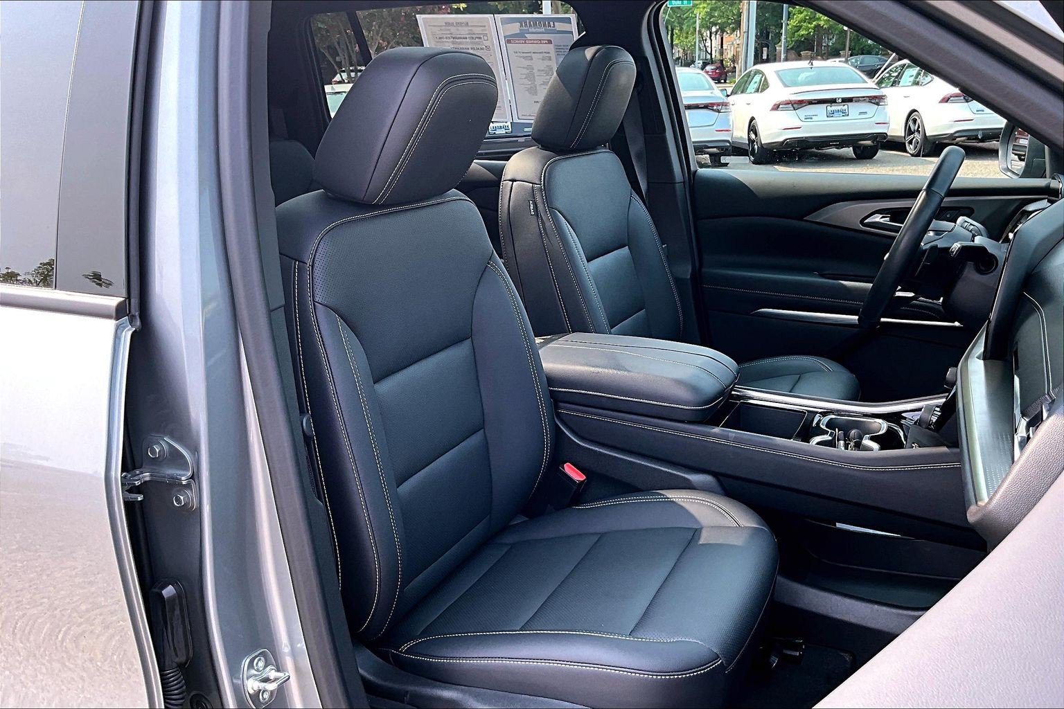 Used 2025 Chevrolet Traverse LT w/ Sun and Wheel Package FWD image 7