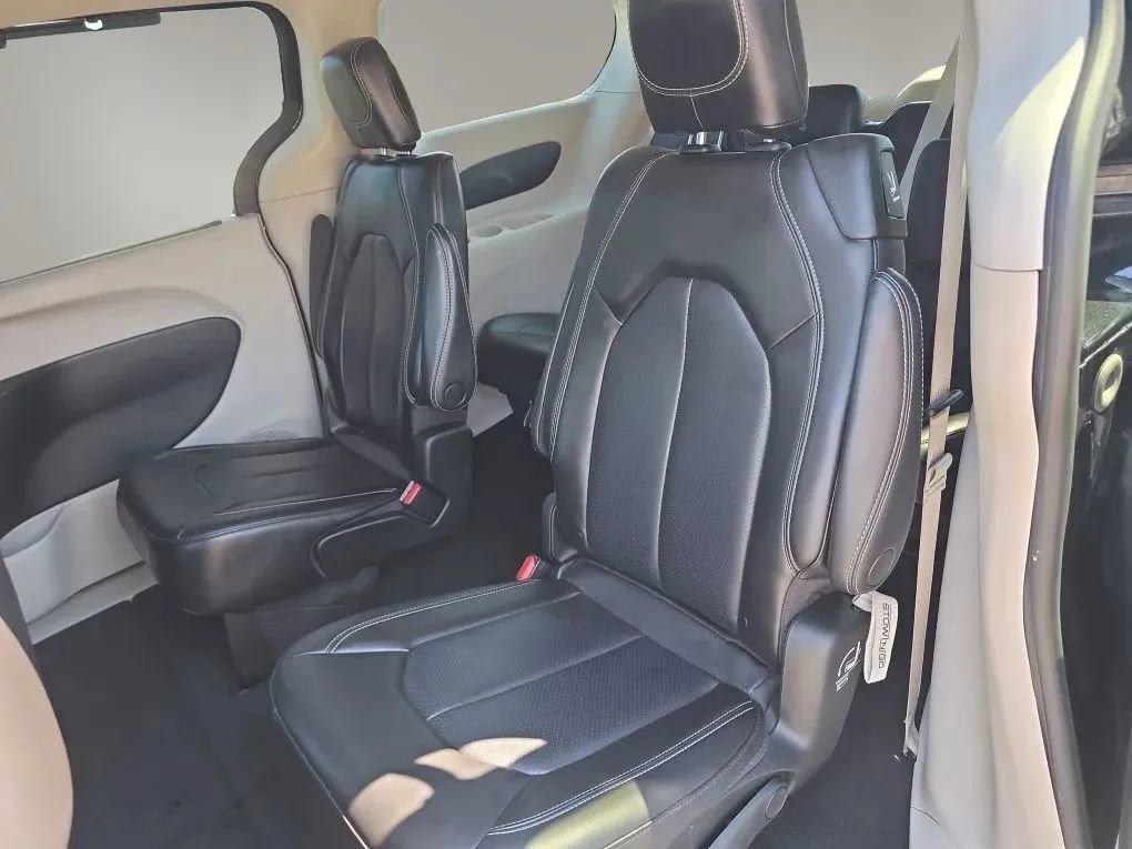 Used 2023 Chrysler Pacifica Touring-L FWD image 40